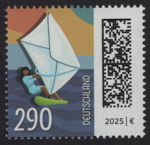 Nassklebende Briefmarke zu 2,90 Euro, Motiv Windsurferin